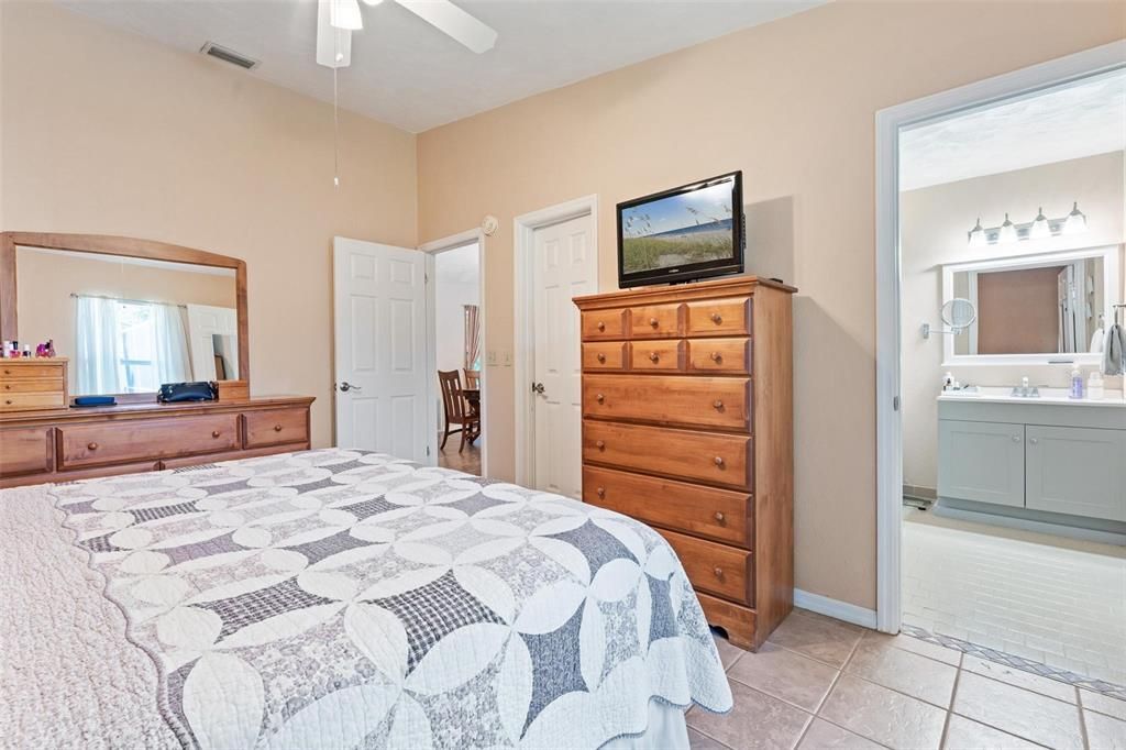 На продажу: $355,000 (3 спален, 2 ванн, 1278 Квадратных фут)