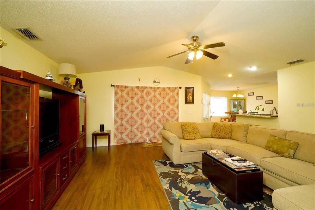 En Venta: $299,900 (4 camas, 2 baños, 1742 Pies cuadrados)