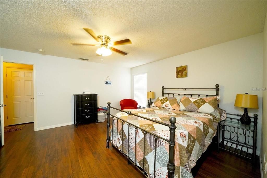 En Venta: $299,900 (4 camas, 2 baños, 1742 Pies cuadrados)