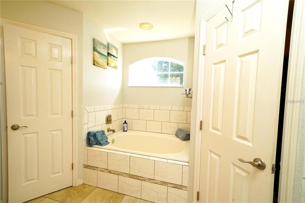 En Venta: $299,900 (4 camas, 2 baños, 1742 Pies cuadrados)