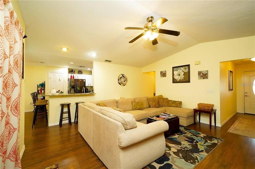 En Venta: $299,900 (4 camas, 2 baños, 1742 Pies cuadrados)