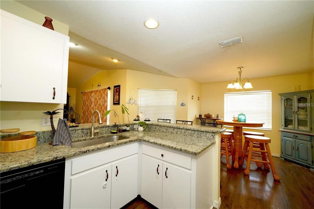 En Venta: $299,900 (4 camas, 2 baños, 1742 Pies cuadrados)