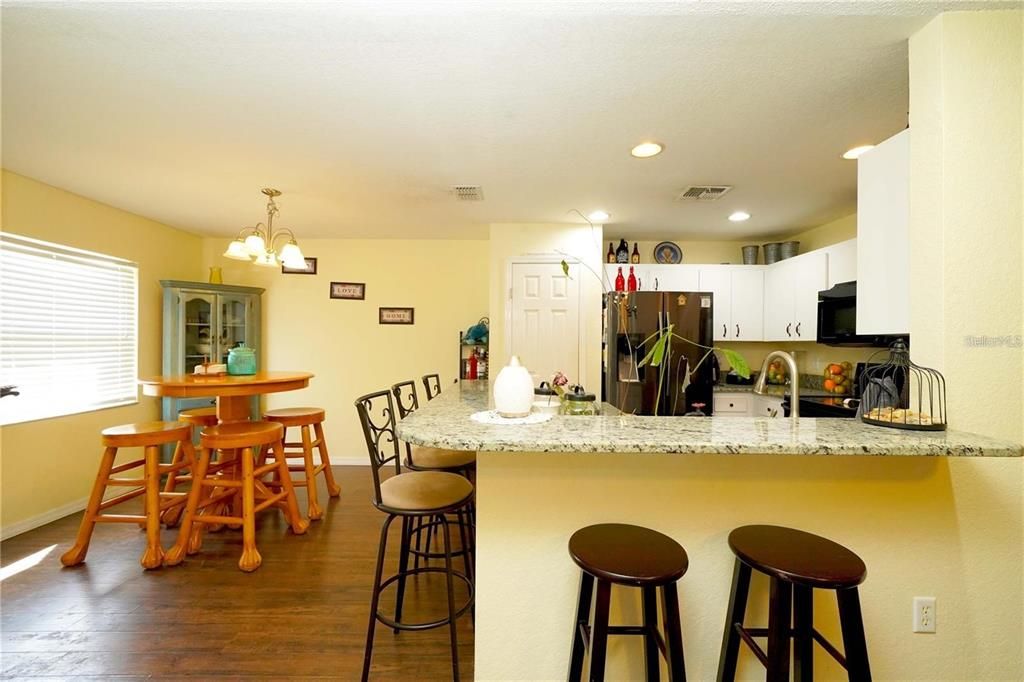 En Venta: $299,900 (4 camas, 2 baños, 1742 Pies cuadrados)