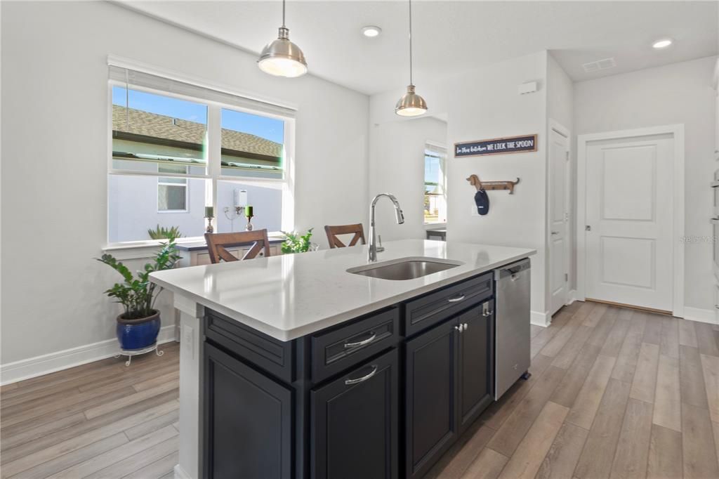 На продажу: $432,000 (2 спален, 2 ванн, 1648 Квадратных фут)