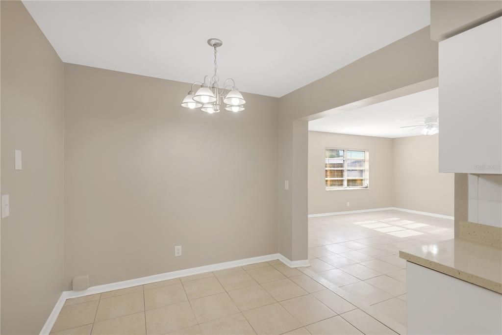 待售: $345,000 (4 贝兹, 2 浴室, 1600 平方英尺)