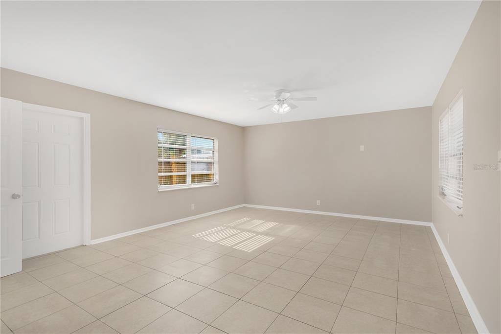 待售: $345,000 (4 贝兹, 2 浴室, 1600 平方英尺)