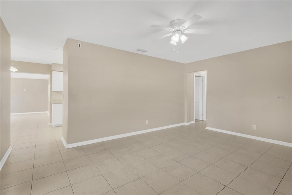 待售: $345,000 (4 贝兹, 2 浴室, 1600 平方英尺)