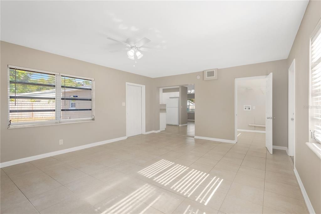 待售: $345,000 (4 贝兹, 2 浴室, 1600 平方英尺)