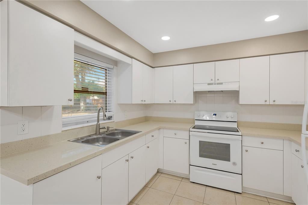 待售: $345,000 (4 贝兹, 2 浴室, 1600 平方英尺)