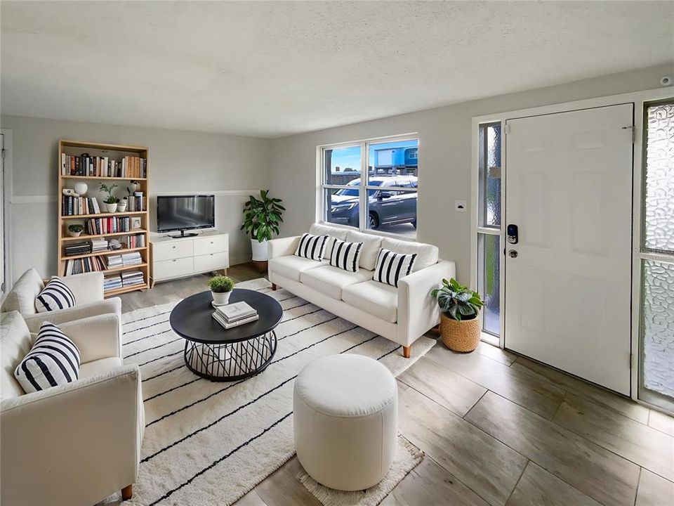 待售: $320,000 (2 贝兹, 1 浴室, 864 平方英尺)