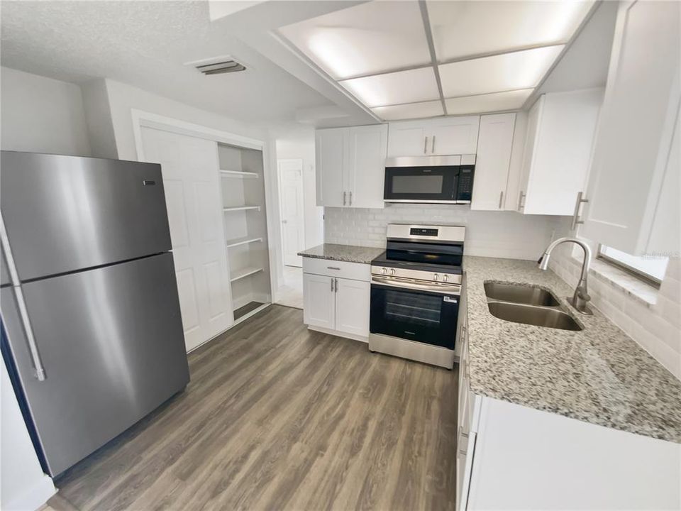 待售: $320,000 (2 贝兹, 1 浴室, 864 平方英尺)