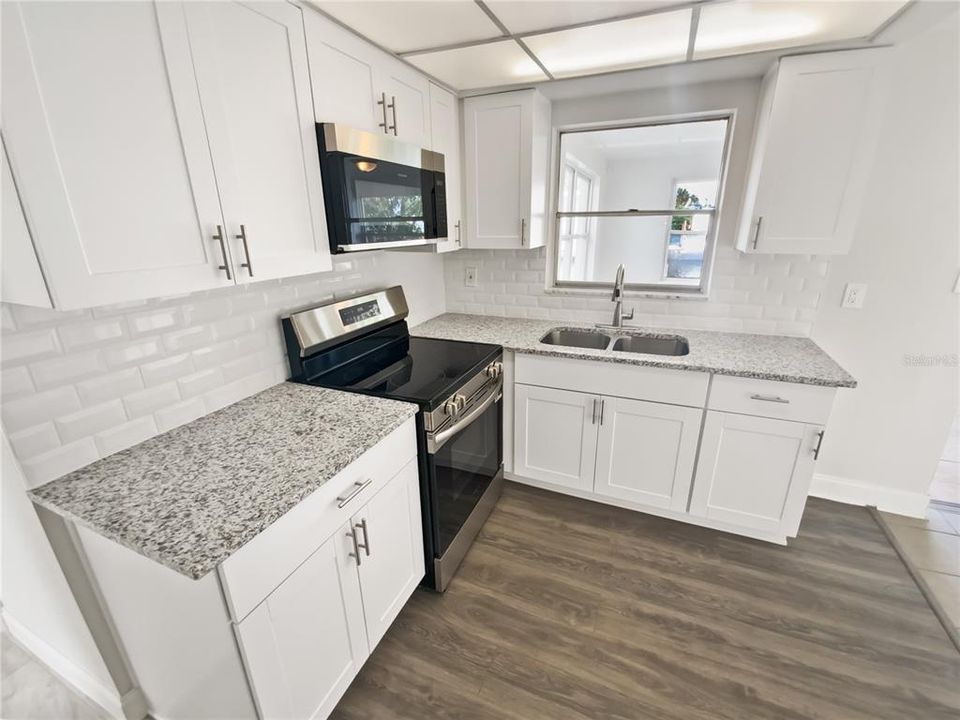 待售: $320,000 (2 贝兹, 1 浴室, 864 平方英尺)