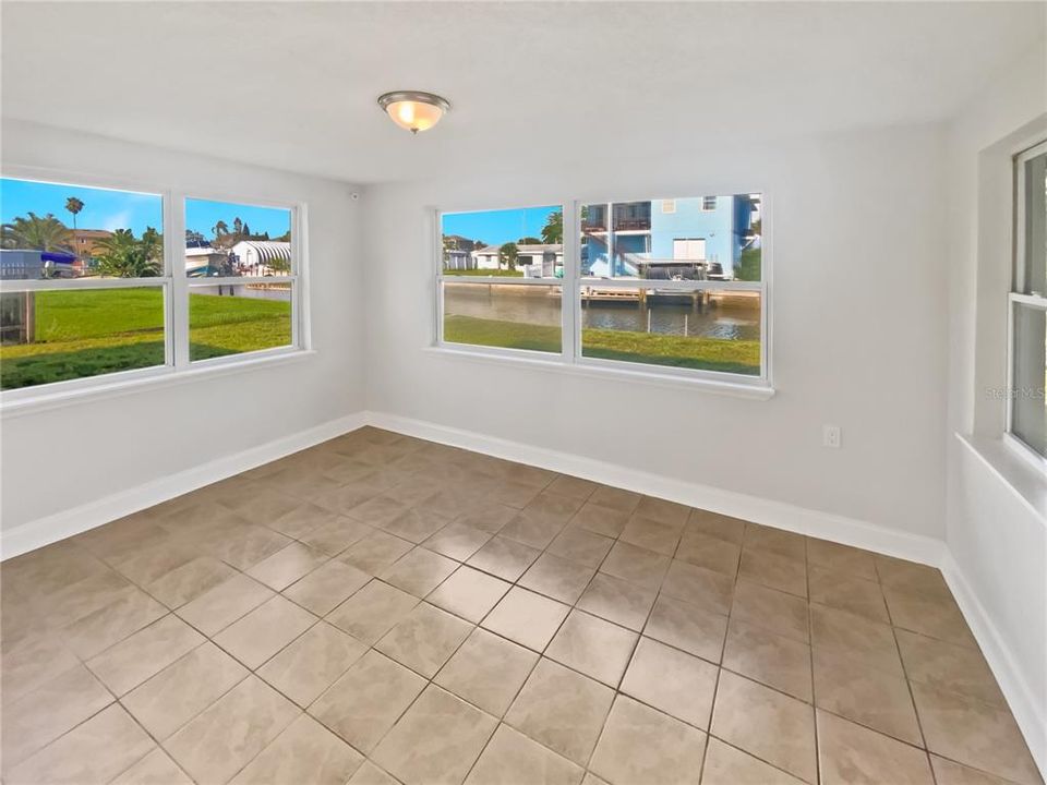 待售: $320,000 (2 贝兹, 1 浴室, 864 平方英尺)