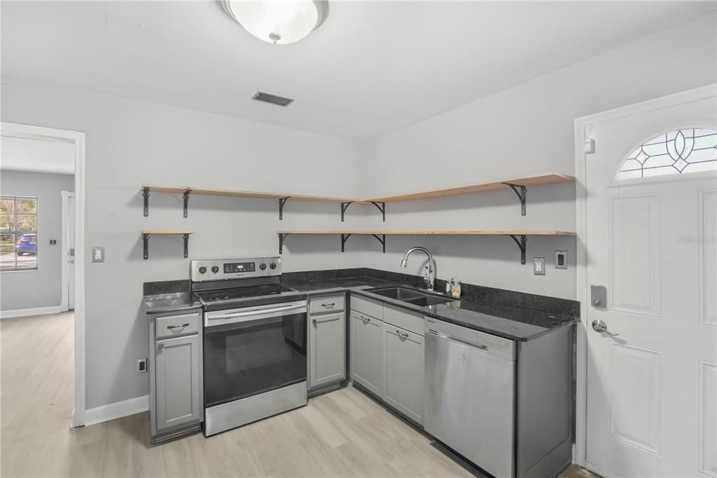 For Rent: $2,175 (3 beds, 1 baths, 1170 Square Feet)