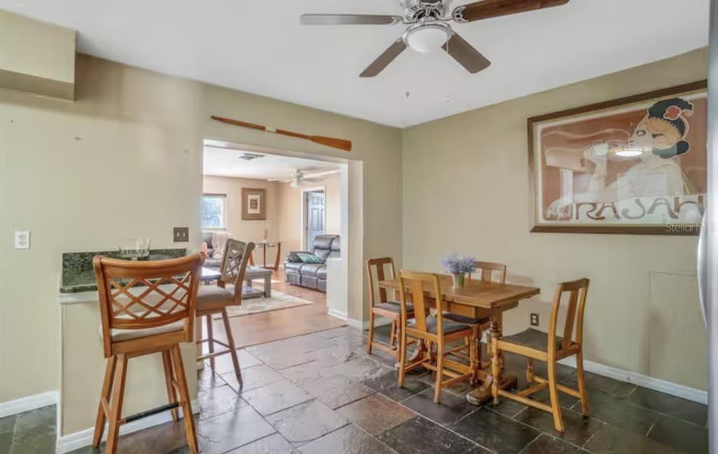 En Venta: $449,000 (4 camas, 2 baños, 1831 Pies cuadrados)