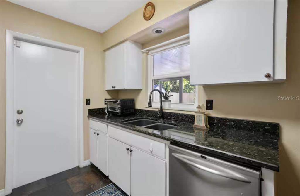 En Venta: $449,000 (4 camas, 2 baños, 1831 Pies cuadrados)