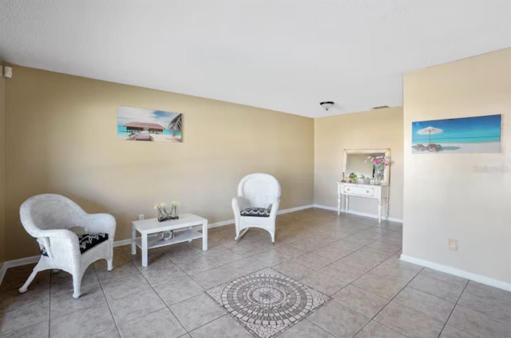 En Venta: $449,000 (4 camas, 2 baños, 1831 Pies cuadrados)