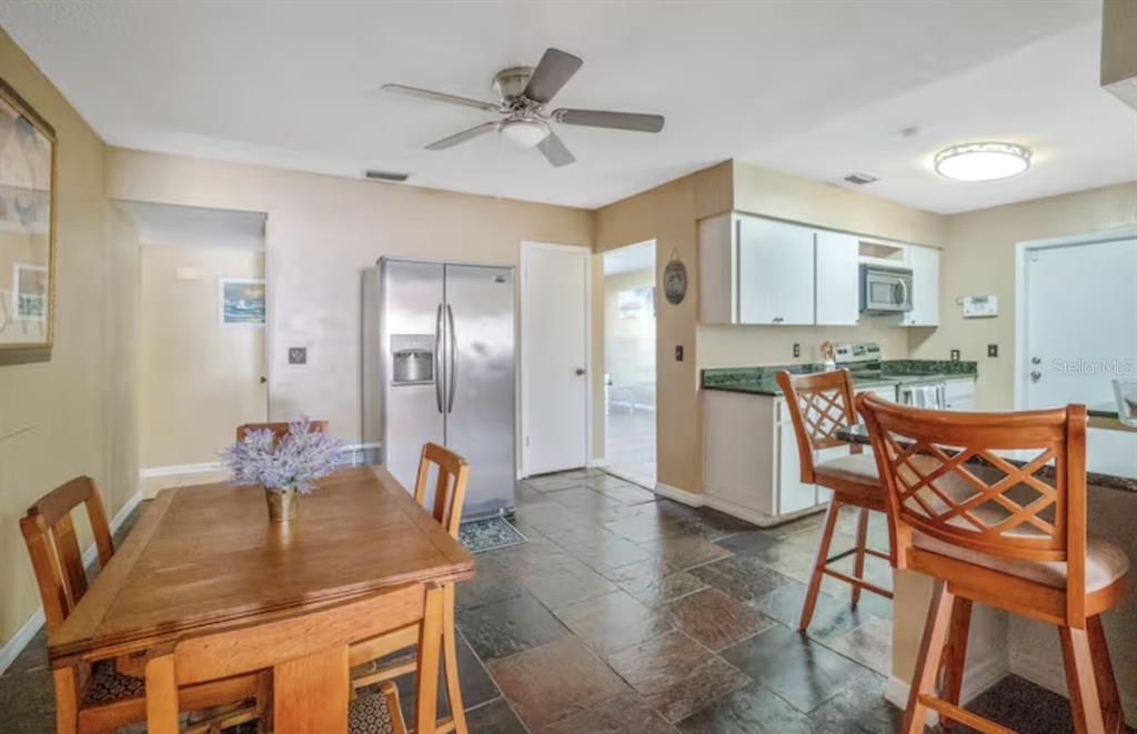 En Venta: $449,000 (4 camas, 2 baños, 1831 Pies cuadrados)