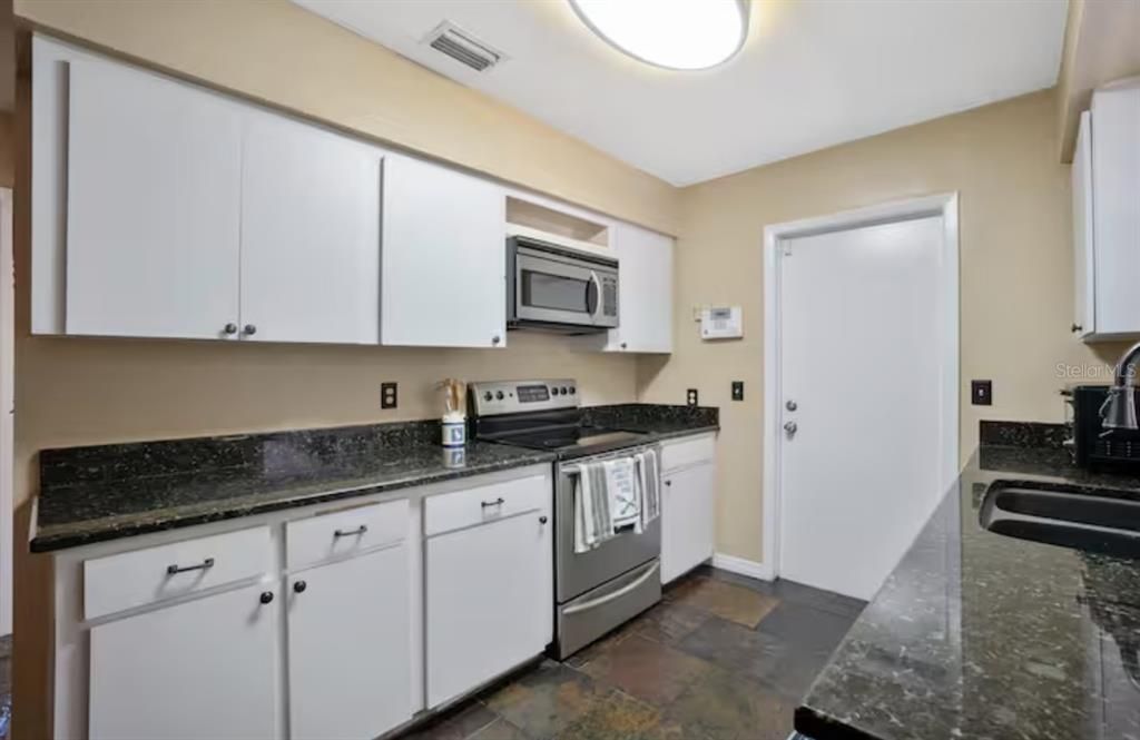 En Venta: $449,000 (4 camas, 2 baños, 1831 Pies cuadrados)