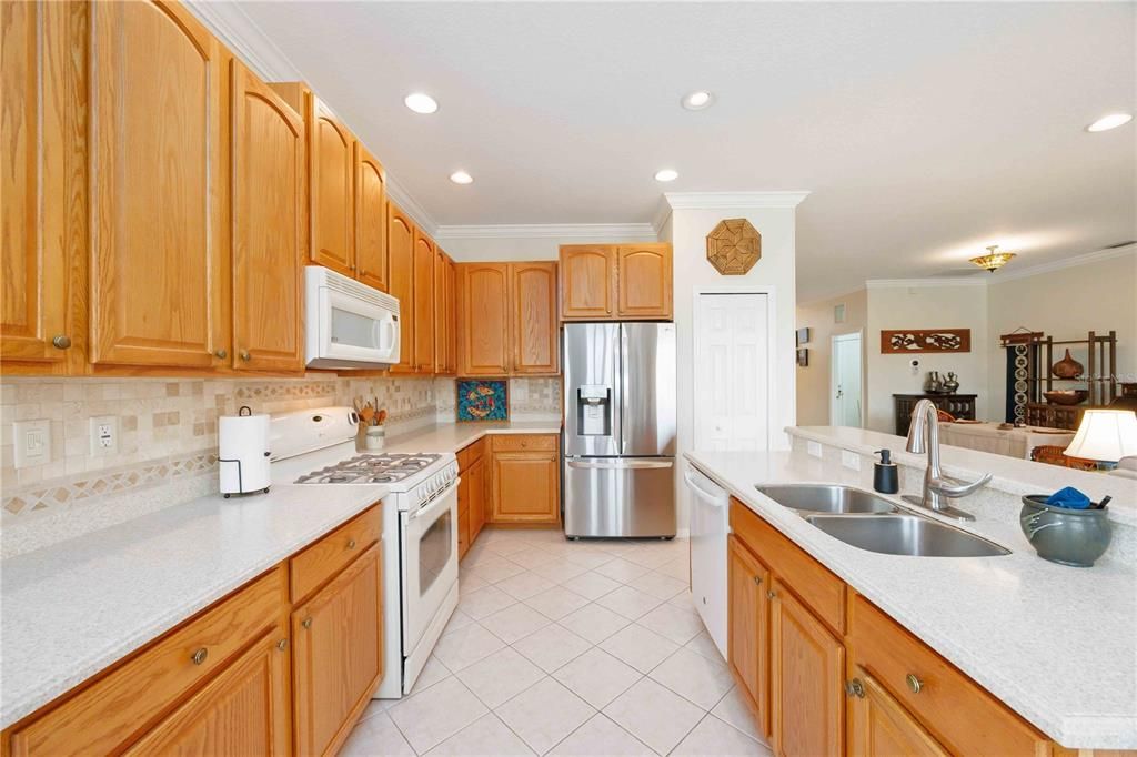 For Sale: $490,000 (2 beds, 2 baths, 1841 Square Feet)