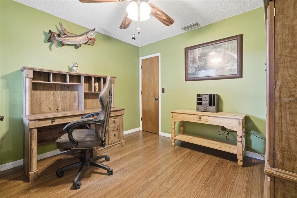 For Sale: $350,000 (3 beds, 2 baths, 1237 Square Feet)