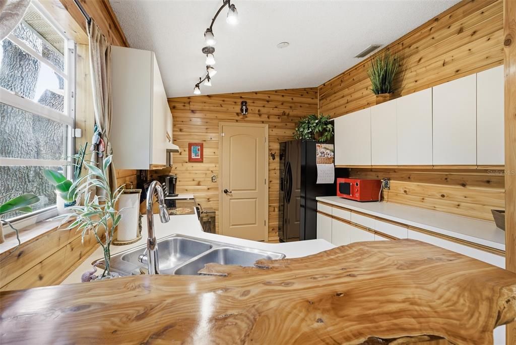 For Sale: $350,000 (3 beds, 2 baths, 1237 Square Feet)