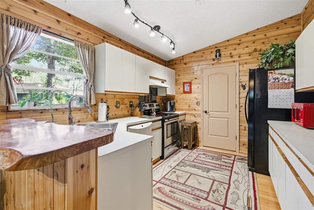 For Sale: $350,000 (3 beds, 2 baths, 1237 Square Feet)