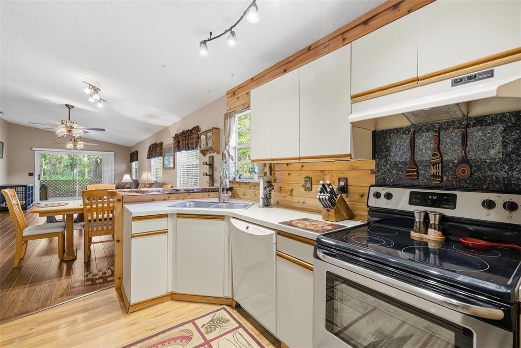 For Sale: $350,000 (3 beds, 2 baths, 1237 Square Feet)