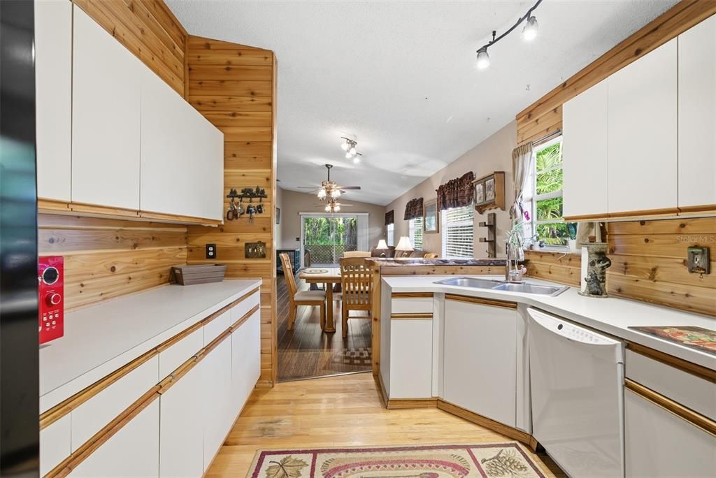 For Sale: $350,000 (3 beds, 2 baths, 1237 Square Feet)