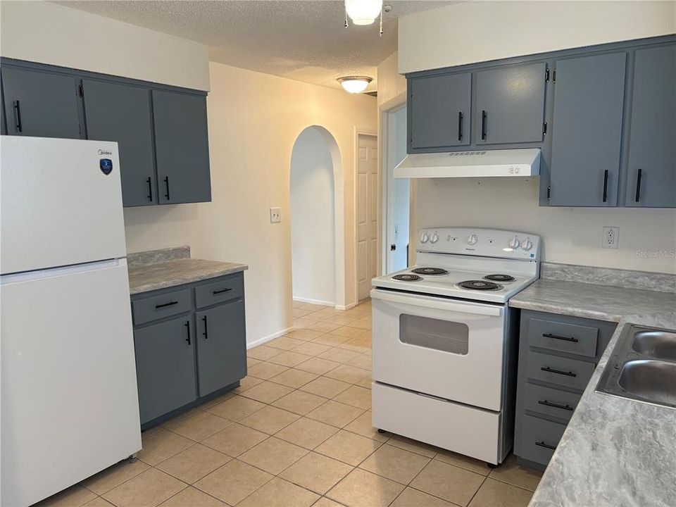 For Sale: $240,000 (2 beds, 2 baths, 945 Square Feet)