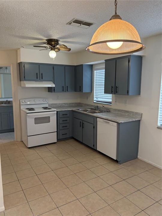 For Sale: $240,000 (2 beds, 2 baths, 945 Square Feet)