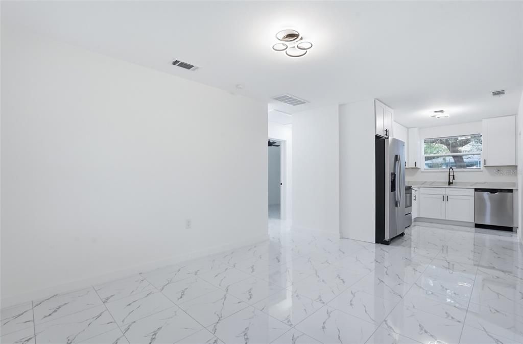 待售: $325,000 (3 贝兹, 2 浴室, 1015 平方英尺)