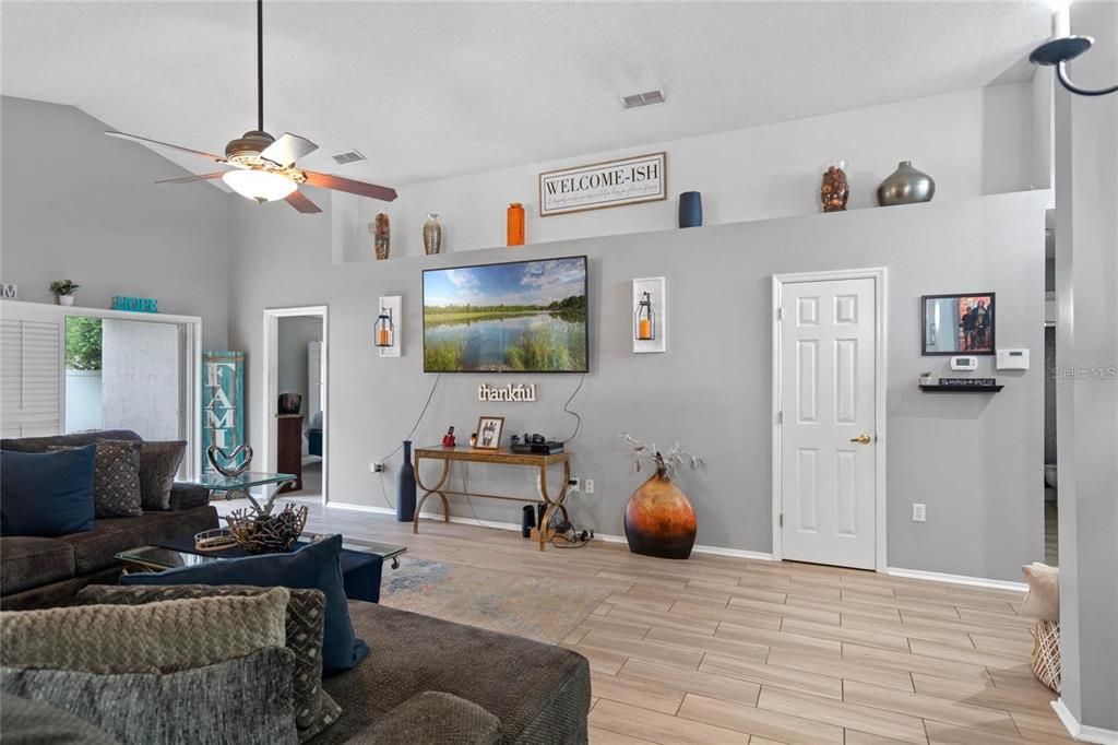 For Rent: $2,200 (3 beds, 2 baths, 1453 Square Feet)