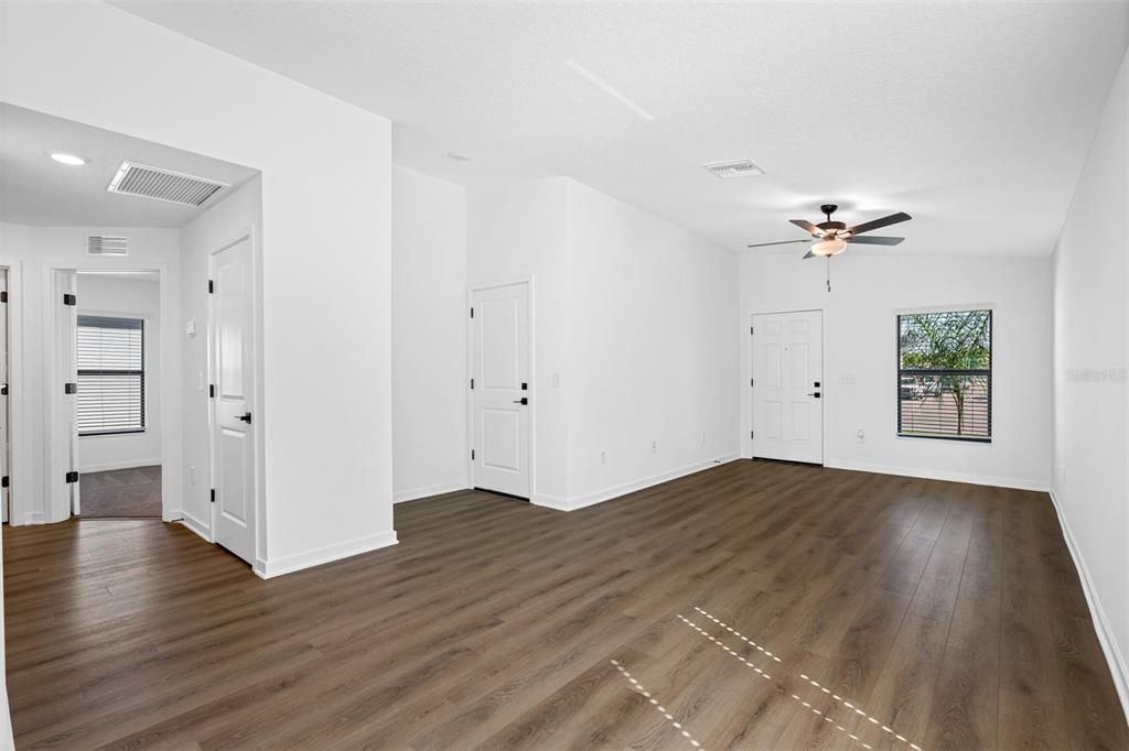 Active With Contract: $294,900 (2 beds, 2 baths, 1032 Square Feet)