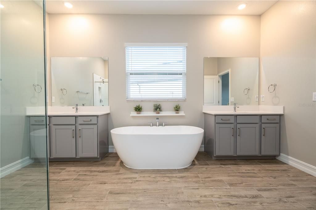 En Venta: $539,500 (4 camas, 3 baños, 2453 Pies cuadrados)