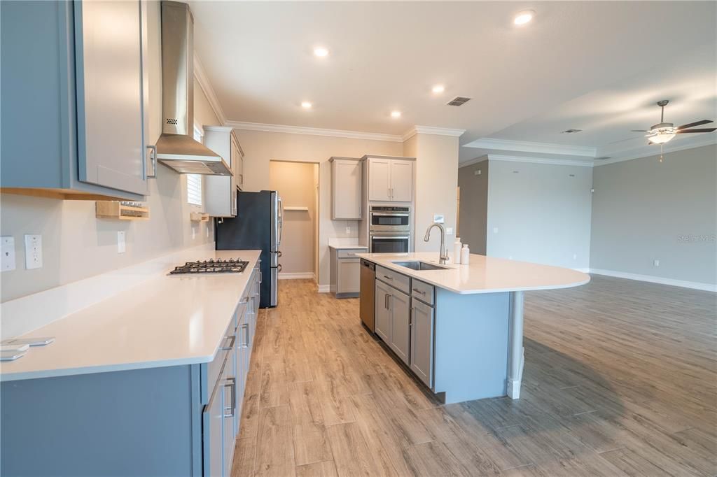 En Venta: $539,500 (4 camas, 3 baños, 2453 Pies cuadrados)