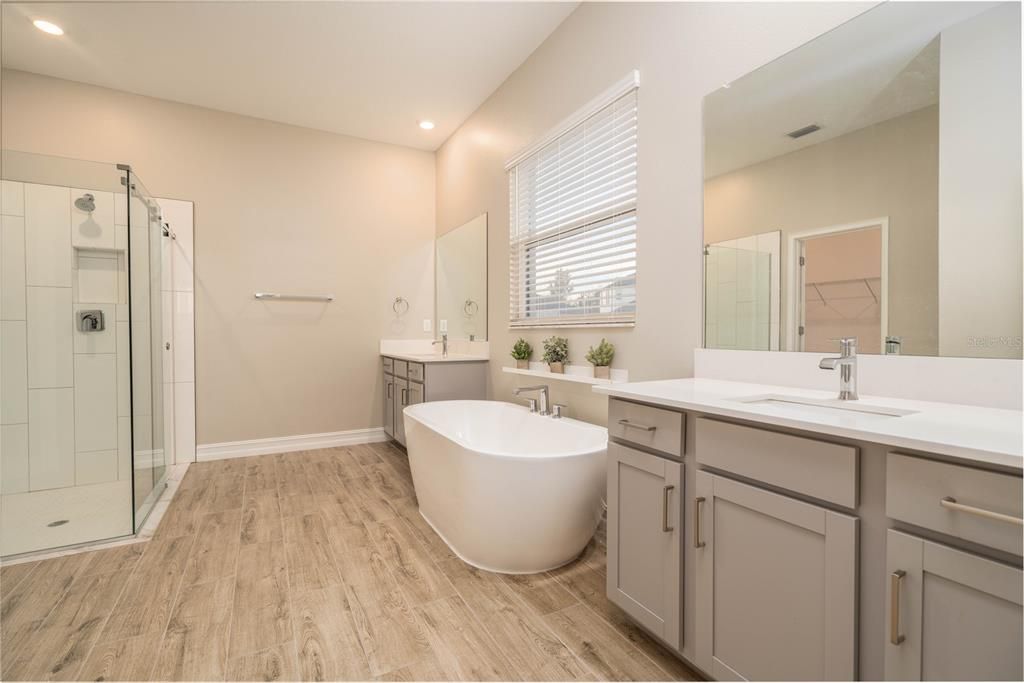 En Venta: $539,500 (4 camas, 3 baños, 2453 Pies cuadrados)