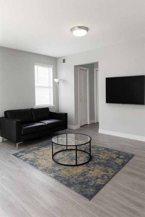 For Rent: $1,350 (2 beds, 1 baths, 943 Square Feet)