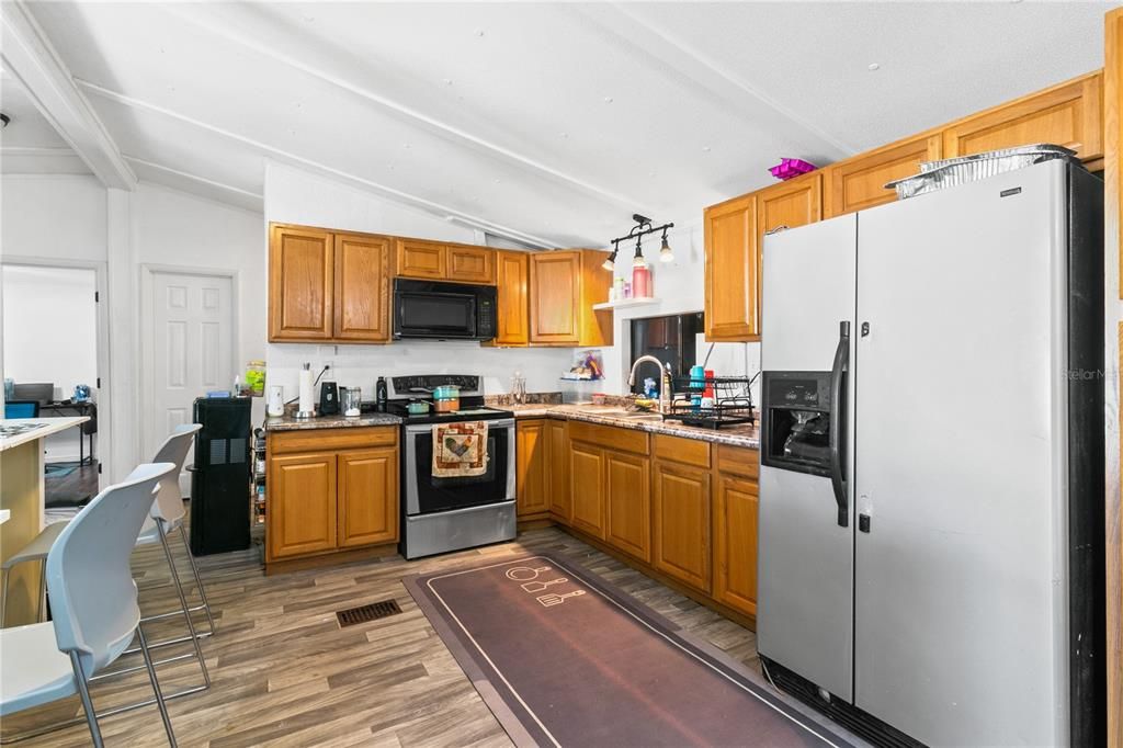 For Sale: $200,000 (3 beds, 2 baths, 1104 Square Feet)