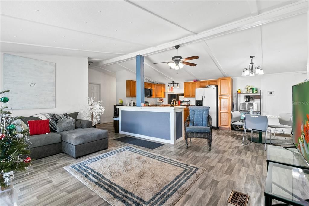 For Sale: $200,000 (3 beds, 2 baths, 1104 Square Feet)