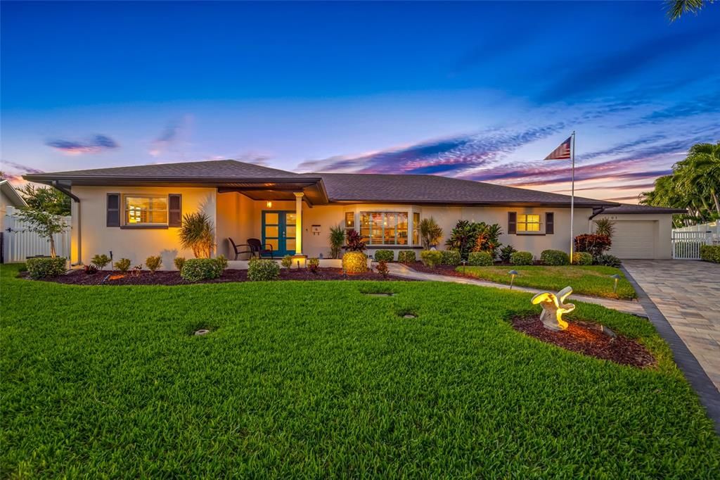 For Sale: $999,500 (4 beds, 2 baths, 2613 Square Feet)