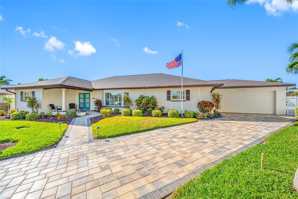 For Sale: $999,500 (4 beds, 2 baths, 2613 Square Feet)