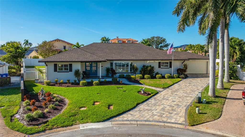 For Sale: $999,500 (4 beds, 2 baths, 2613 Square Feet)