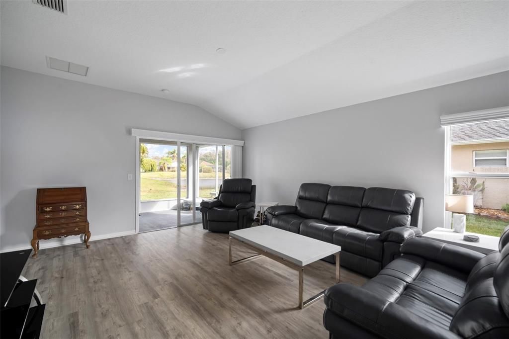 For Sale: $349,900 (2 beds, 2 baths, 1703 Square Feet)