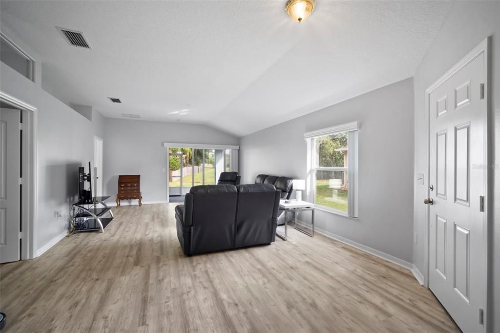 For Sale: $349,900 (2 beds, 2 baths, 1703 Square Feet)