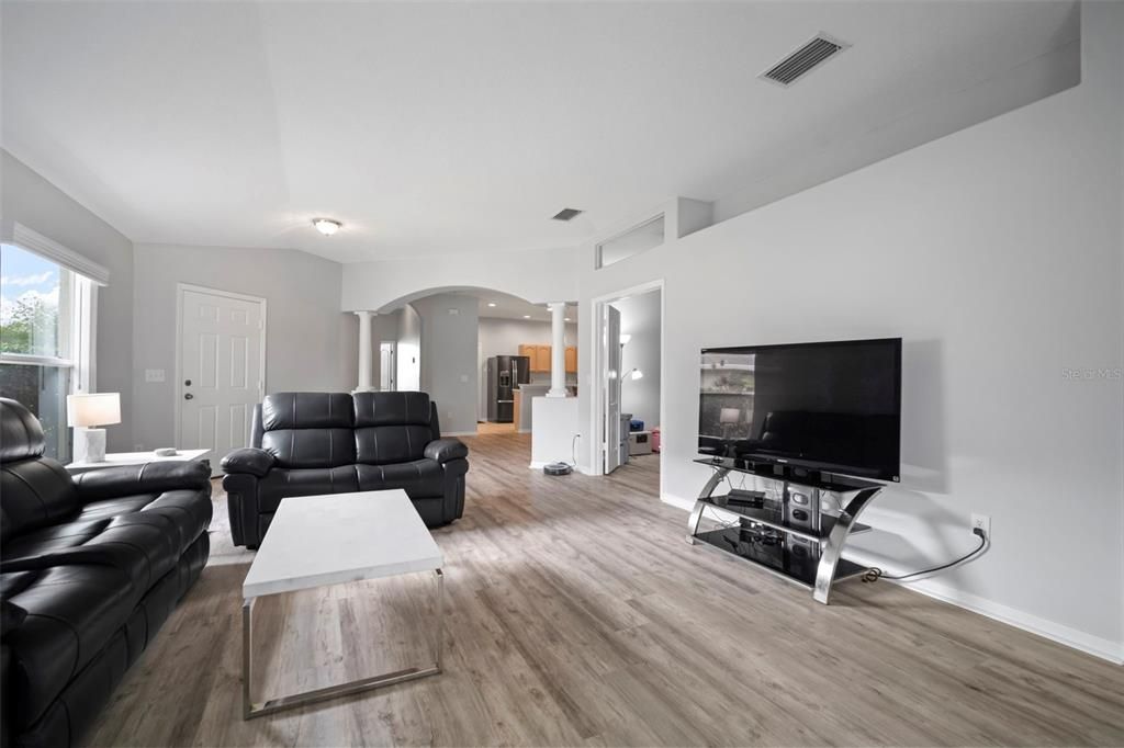 For Sale: $349,900 (2 beds, 2 baths, 1703 Square Feet)