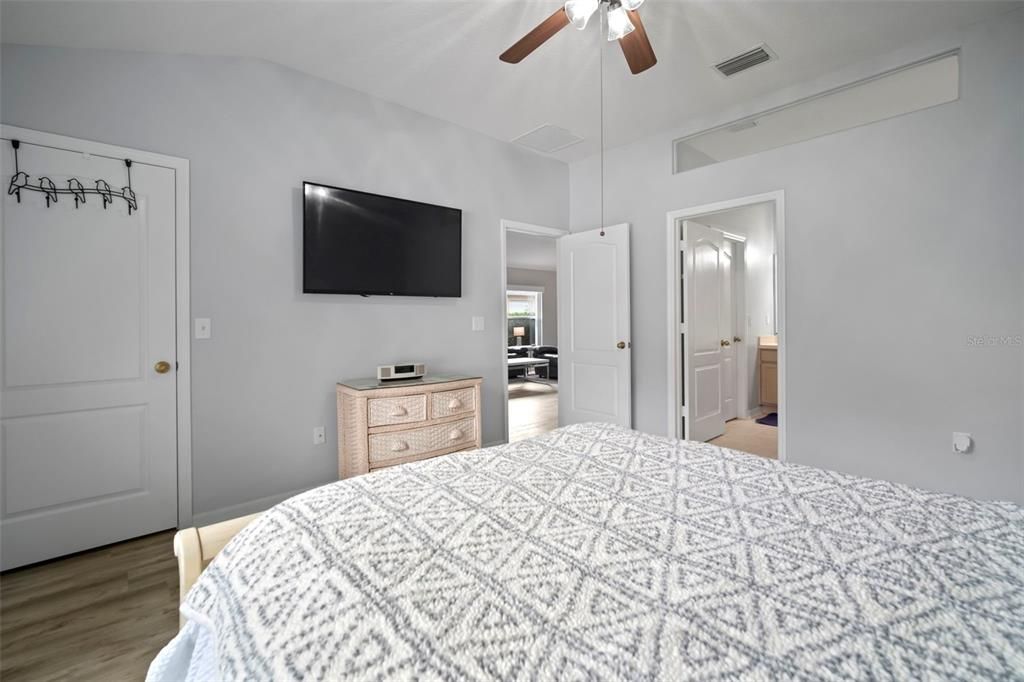 For Sale: $349,900 (2 beds, 2 baths, 1703 Square Feet)