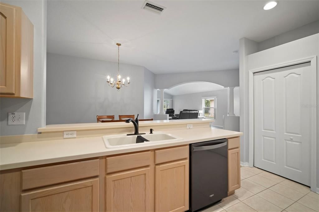 For Sale: $349,900 (2 beds, 2 baths, 1703 Square Feet)