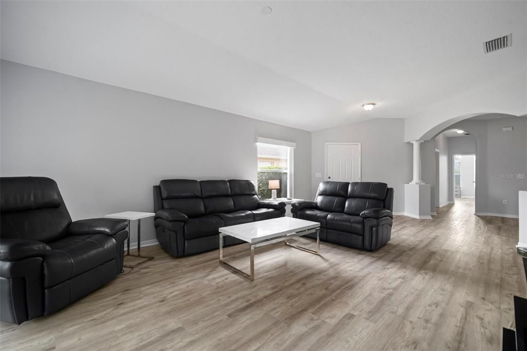 For Sale: $349,900 (2 beds, 2 baths, 1703 Square Feet)