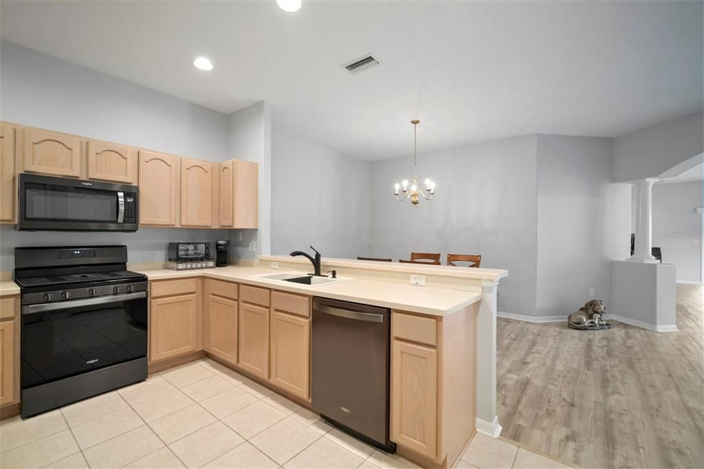 For Sale: $349,900 (2 beds, 2 baths, 1703 Square Feet)
